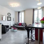 Stylish White And Red 아파트 *