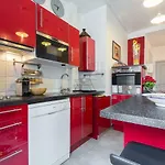 Stylish White And Red 아파트
