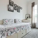 아파트 Stylish White And Red