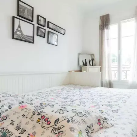 Stylish White And Red Апартаменти *