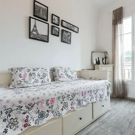Апартаменти Stylish White And Red