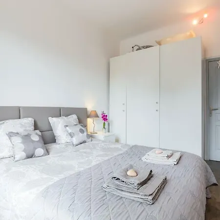 Stylish White And Red Juan-les-Pins