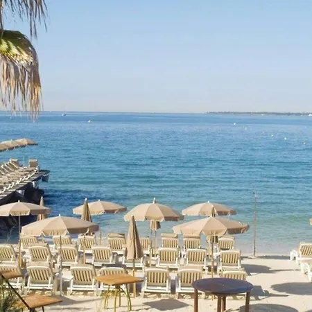 Stylish White And Red Juan-les-Pins