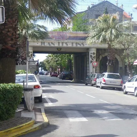 Apartment Stylish White And Red *