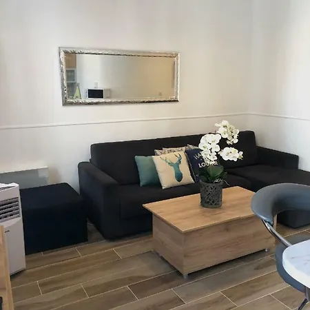 Stylish White And Red Apartment *