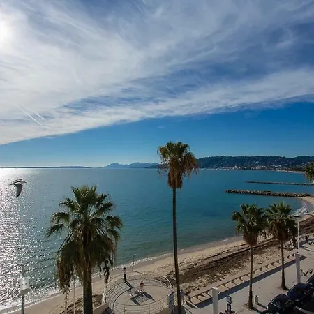 Stylish White And Red Apartment Juan-les-Pins
