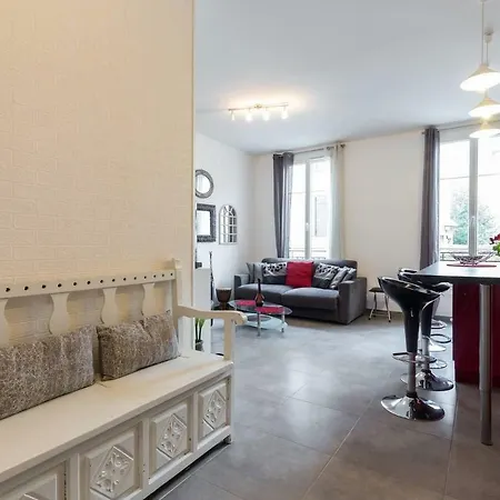 Stylish White And Red Apartman Juan-les-Pins