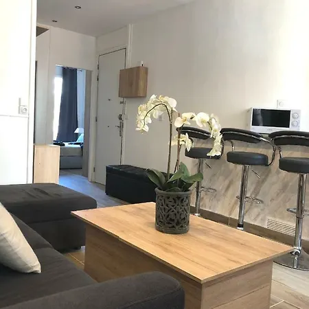 Stylish White And Red Apartman Juan-les-Pins