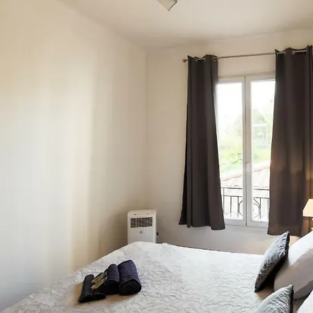 Apartman Stylish White And Red *