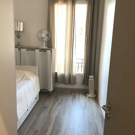 Stylish White And Red * Juan-les-Pins