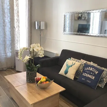 Apartman Stylish White And Red Juan-les-Pins