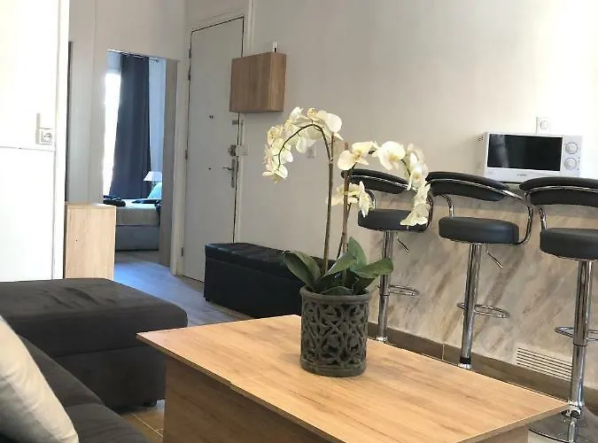 Stylish White And Red Apartment Juan-les-Pins